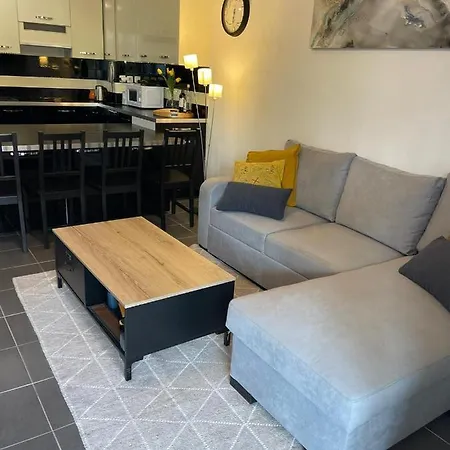 Superbe Appart 2 Pieces 8 Min A Pied De La Mer Apartment Frejus
