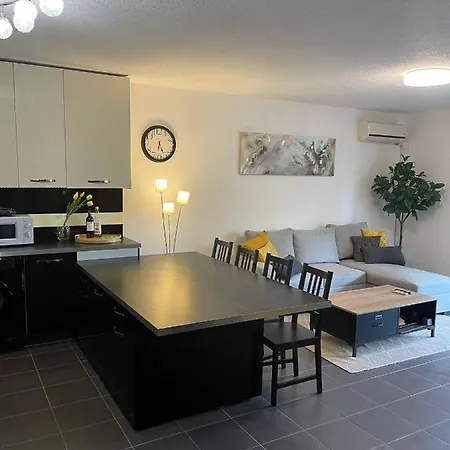 Superbe Appart 2 Pieces 8 Min A Pied De La Mer * Frejus